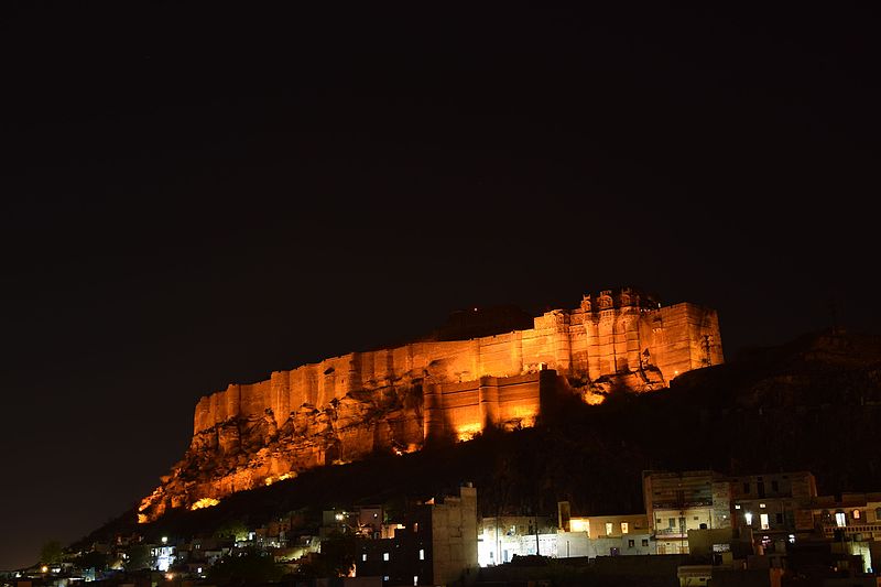 Backpacking Rajasthan #5 - Nostalgic in Jodhpur 8 Mehrangarh fort glittering at night